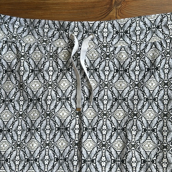 💖Croft & Barrow grey,black and white short skirt with attached shorts. - Picture 4 of 6